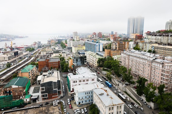 DIESES FOTO WIRD VON DER RUSSISCHEN STAATSAGENTUR TASS ZUR VERFÜGUNG GESTELLT. [VLADIVOSTOK, RUSSIA - JUNE 10, 2022: A view of the city of Vladivostok. Yuri Smityk/TASS]