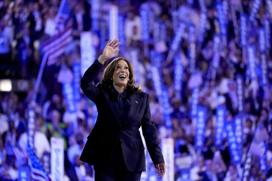 23.08.2024, USA, Chicago: Die demokratische Präsidentschaftskandidatin und Vizepräsidentin Kamala Harris während der Democratic National Convention. Foto: Jacquelyn Martin/AP/dpa +++ dpa-Bildfunk +++