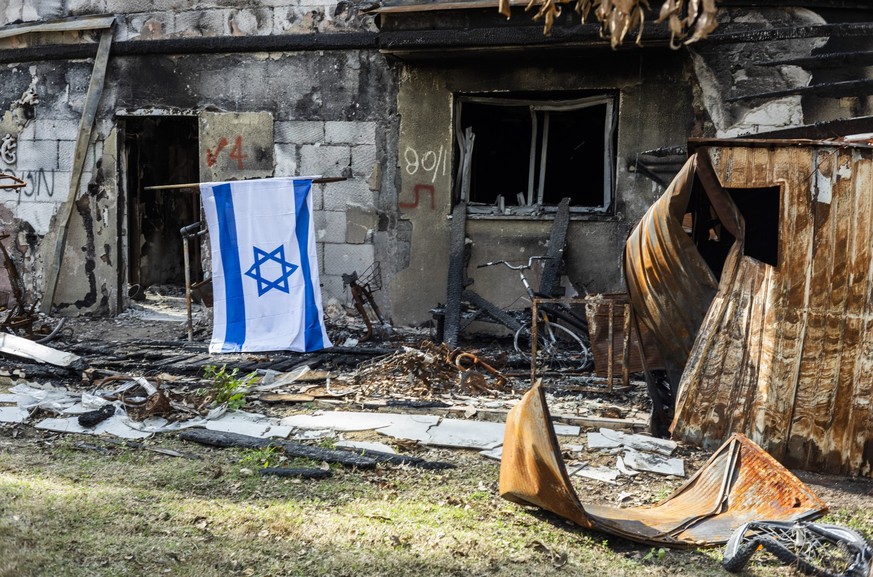 ARCHIV - 20.12.2023, Israel, Beeri: Blick auf ein zerstörtes Gebäude im Kibbutz Beeri, einem der am stärksten betroffenen Gebiete der Hamas am 7. Oktober. (zu dpa: «Kritik und Zustimmung für Haftbefeh ...