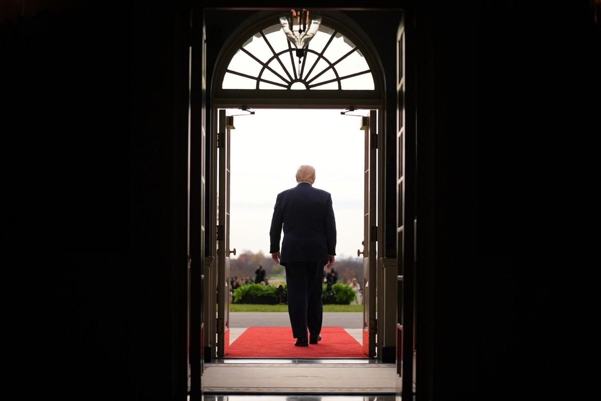 President Donald Trump waits to welcome Saudi Arabia&#039;s Crown Prince Mohammed bin Salman to the White House, Tuesday, Nov. 18, 2025, in Washington. (AP Photo/Evan Vucci)