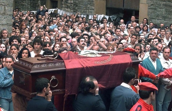 Der Sarg des ermordeten Blanco wird durch Madrid getragen.