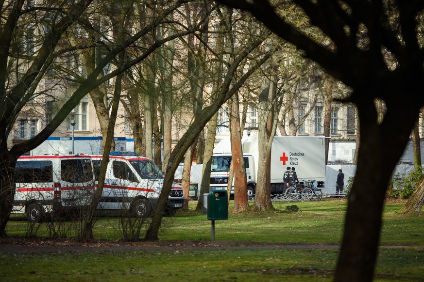 Fahrzeuge des Deutschen Roten Kreuzes (DRK) stehen auf dem Gelände der DRK Kliniken Berlin-Köpenick. In das Klinikum wurden die 20 deutsche Rückkehrer aus der mit dem Coronavirus stark infizierten Reg ...