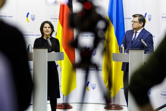 Annalena Baerbock, Bundesaussenministerin, und Dmytro Kuleba, Minister fuer Auswaertige Angelegenheiten der Ukraine, bei einer gemeinsamen Pressekonferenz im Aussenministerium der Ukraine in Kiew, 17. ...