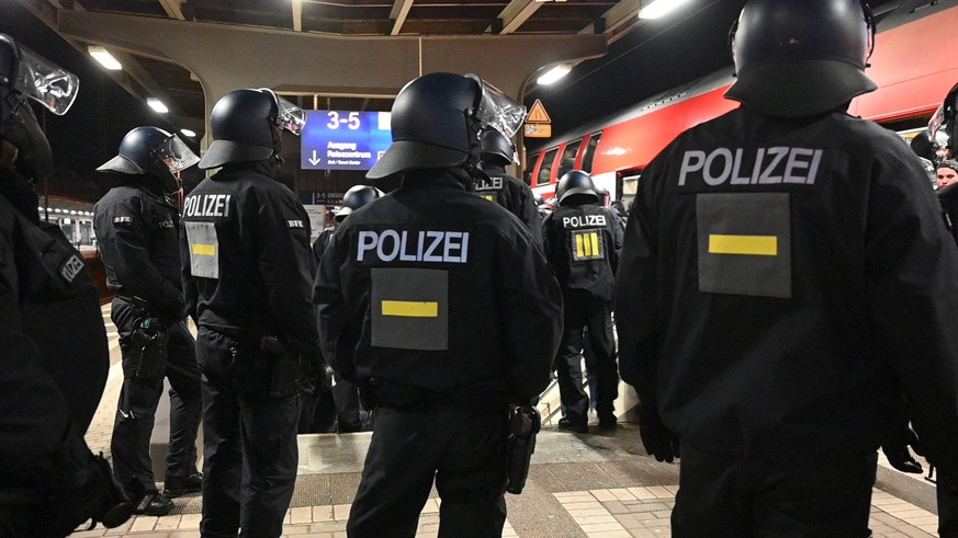 Rund 400 Polizisten der Bundespolizei und Hamburger Polizei kontrollierten am Samstagabend einen Zug mit 650 HSV-Fans am Bahnhof Bergedorf. Im Zuge von Ermittlungen wegen schwerem Landfriedensbruch na ...