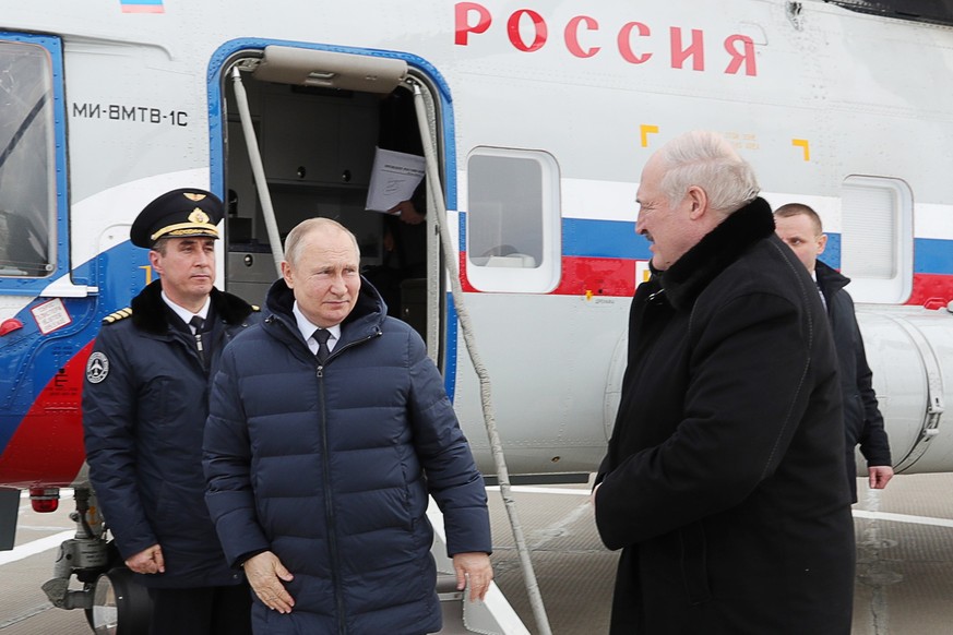 ARCHIV - 12.04.2022, Russland, Wostotschny: Das von der staatlichen russischen Nachrichtenagentur Tass verbreitete Handout-Foto zeigt Wladimir Putin (2.v.l), Pr