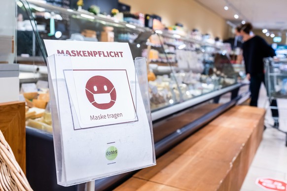 Themenbild zur Maskenpflicht: Schild mit Hinweis zur Maskenpflicht im denns Biomarkt in den Hoefen am Bruehl, aufgenommen am 25.04.2020 in Leipzig. Gestelltes Symbolfoto. | Verwendung weltweit