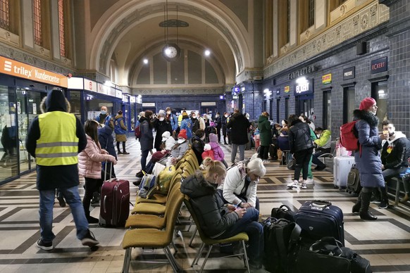 Ukrainische Menschen warten in Görlitz am Bahnhof auf einen Sonderzug zur Weiterfahrt nach Leipzig.