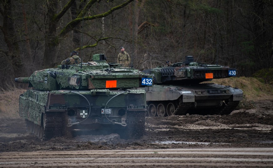 Kampfpanzer der Bundeswehr vom Leopard 2 A7V stehen auf dem Truppenübungsplatz.