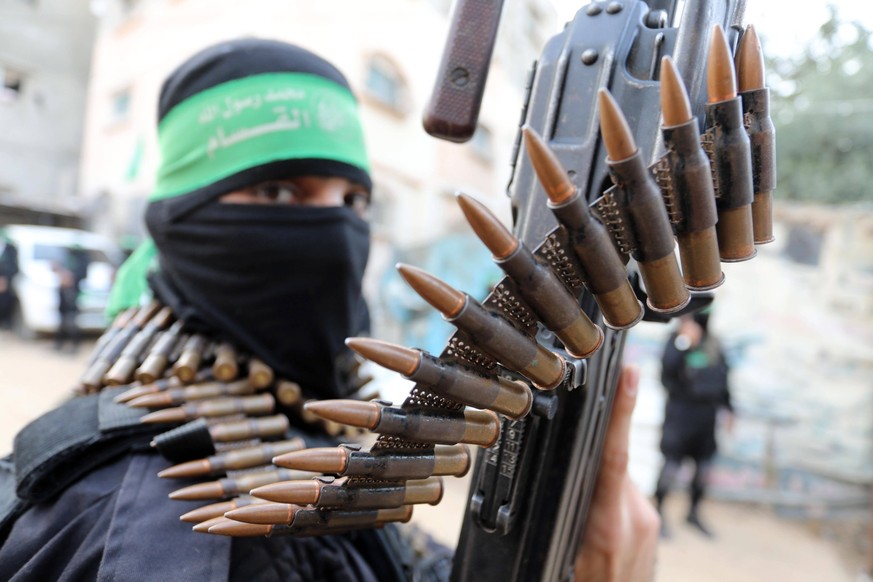 News Bilder des Tages November 14, 2021, Gaza city, Gaza Strip, Palestinian Territory: Members of Ezzedine al-Qassam Brigades, military wing of the Palestinian Hamas movement, takes part in a parade i ...