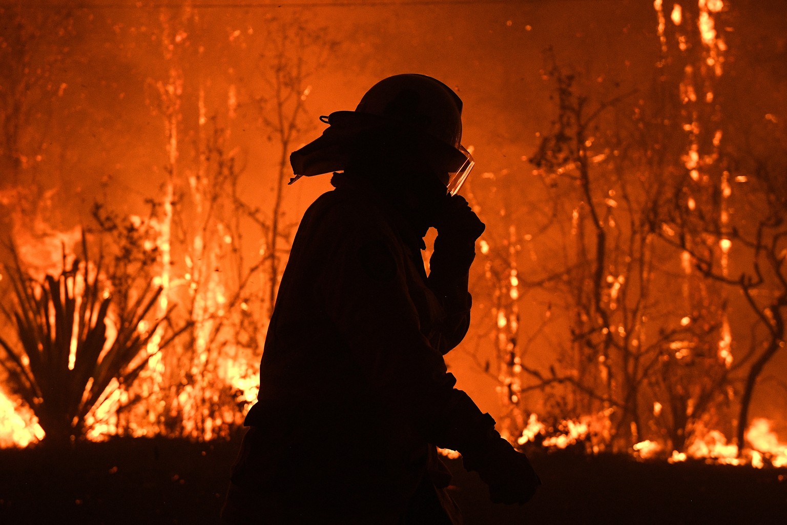 NSW Rural Fire Service crews protect properties on Waratah Road and Kelyknack Road as the Three Mile fire approaches Mangrove Mountain, Australia, December 5, 2019. Picture taken December 5, 2019. AAP ...