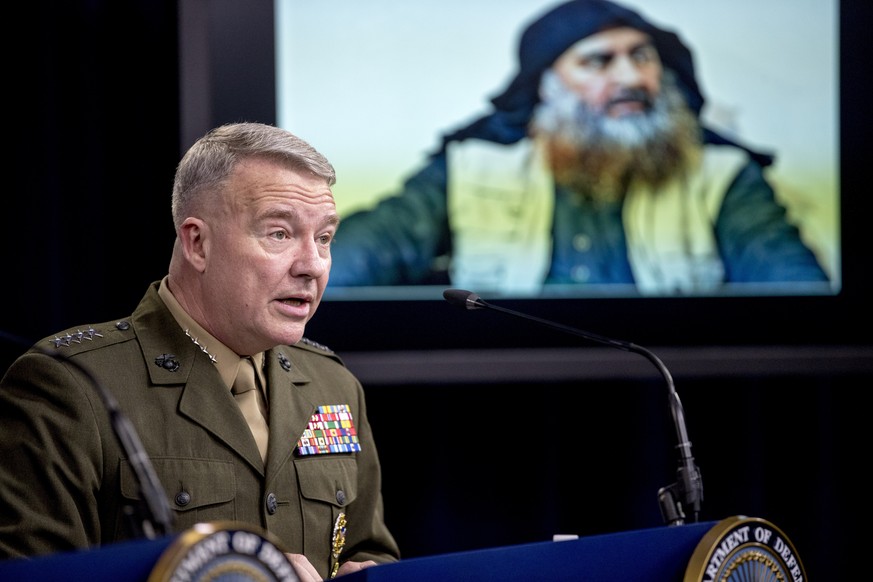 Kenneth McKenzie gibt über den Einsatz von US-Spezialkräften im Nordwesten Syriens, der zum Tod des Anführers der Terrormiliz Islamischer Staat, Abu Bakr Al-Bagdadi, geführt hat, eine Pressekonferenz im Pentagon.