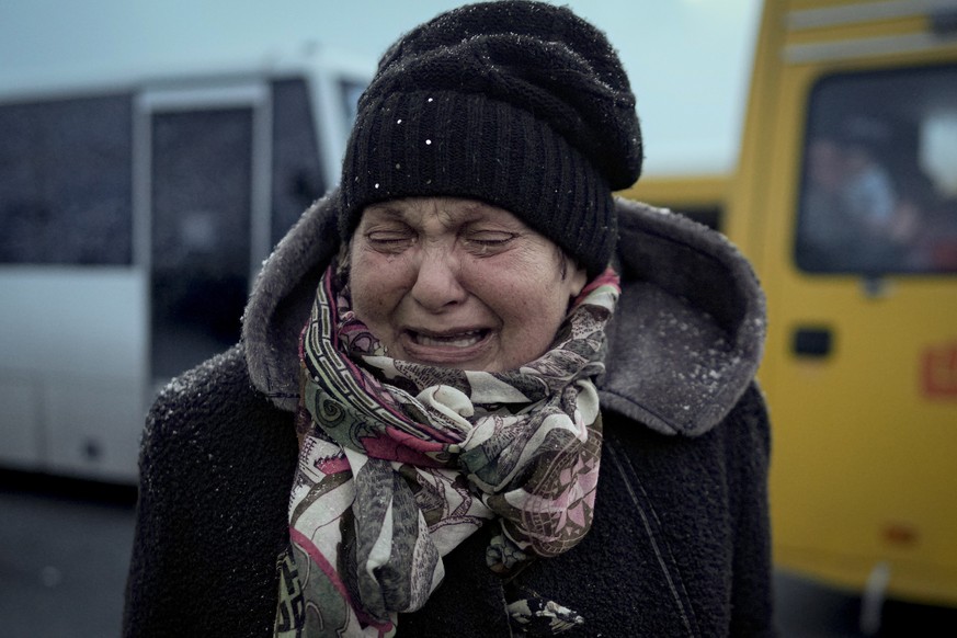 09.03.2022, Ukraine, Kiew: Eine Frau, die aus Irpin evakuiert wurde, weint, nachdem sie an einem Triage-Punkt in Kiew, Ukraine, angekommen ist. Ein russischer Luftangriff zerst�rte am Mittwoch ein Ent ...