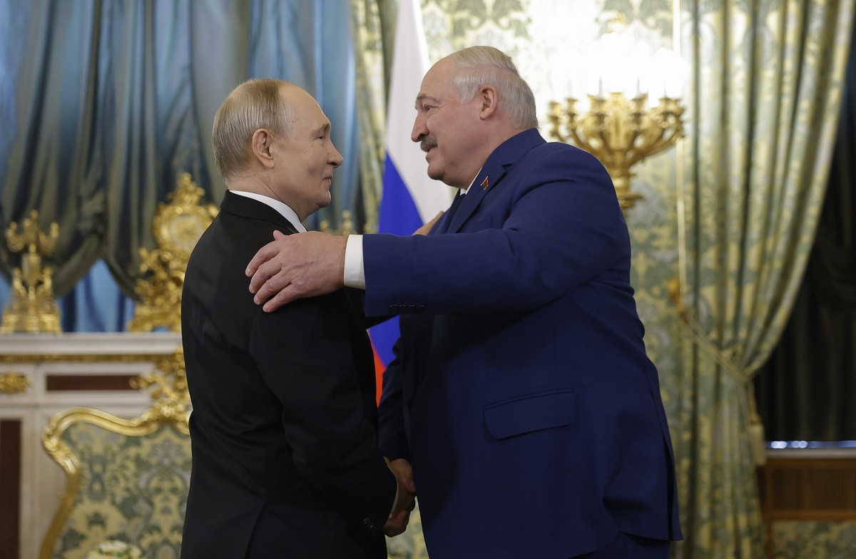 13.03.2025, Russland, Moskau: Der russische Präsident Wladimir Putin, links, begrüßt den belarussischen Präsidenten Alexander Lukaschenko während ihres Treffens im Großen Kremlpalast in Moskau, Russla ...