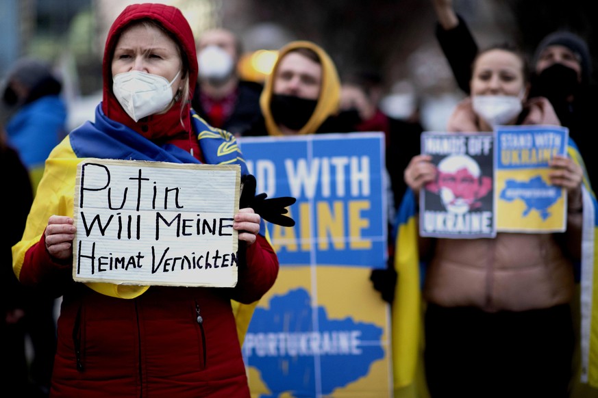 Protest against Russian Invasion of Ukraine DEU, Deutschland, Germany, Berlin, 24.02.2022 Demonstranten mit Schild Putin will meine Heimat vernichten gegen den Krieg und den Einmarsch von Russland in  ...