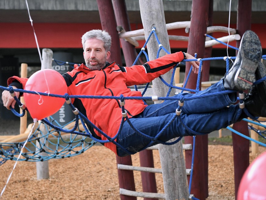 Tuebingen 20.01.2022 Der Oberbuergermeister Boris Palmer (Die Gruenen) liegt bei der Einweihung des Spielplatzes hinter dem Wildermuth-Gymnasium in einer Haengematte. FOTO: ULMER Pressebildagentur xxN ...