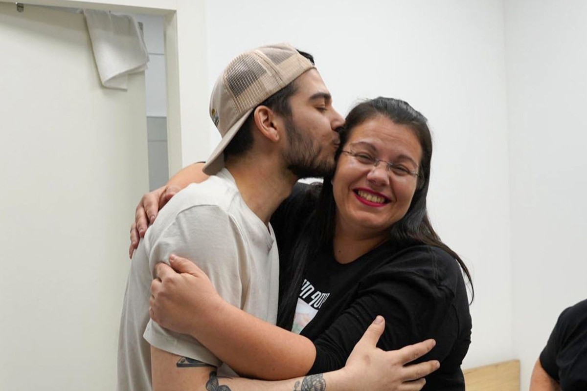 HANDOUT - 13.10.2025, Israel, ---: Yosef-Haim Ohana (l) umarmt ein Familienmitglied nach seiner Freilassung aus der Gefangenschaft der islamistischen Terrororganisation Hamas. Foto: Uncredited/IDF/AP/ ...