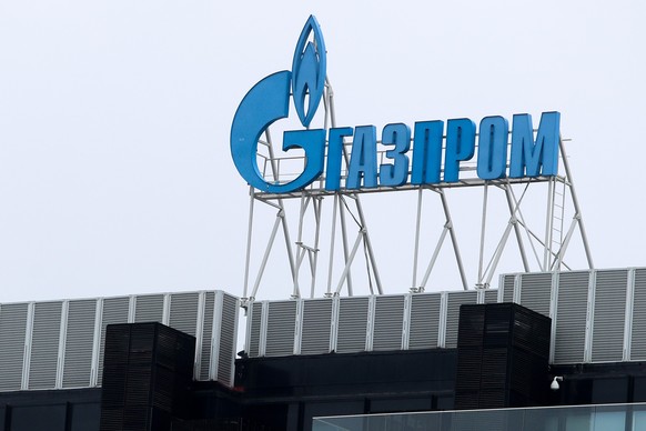 ARCHIV - 03.03.2022, Russland, St. Petersburg: Das Gazprom-Logo ist auf einer Niederlassung des russischen Staatskonzerns in St. Petersburg zu sehen. Der russische Energiekonzern Gazprom hat nach eine ...