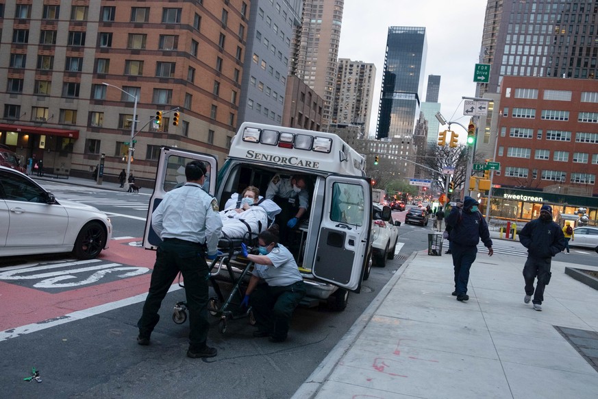 Pflegekräfte in New York versorgen einen Corona-Patienten.