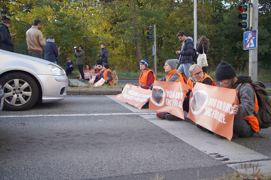 Klima Aktivisten blockieren erneut Berliner Autobahnabfahrt im morgendlichen Berufsverkehr Erneut haben Klimaschutz- Aktivisten im morgendlichen Berufsverkehr eine Berliner Autobahnausfahrt blockiert. ...