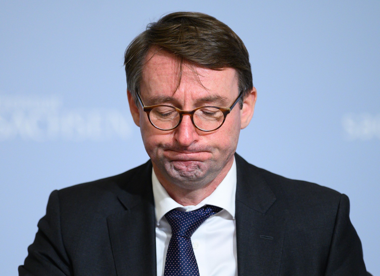 Roland Wöller (CDU), Innenminister von Sachsen, sitzt während der Kabinettspressekonferenz in der Sächsischen Staatskanzlei auf dem Podium.