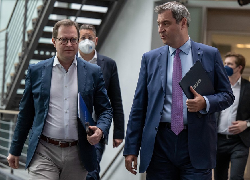 Markus Söder (r), CSU-Parteivorsitzender, und Martin Huber gehen gemeinsam zu einer Pressekonferenz nach der Sitzung des CSU-Parteivorstands. Der CSU-Landtagsabgeordnete Huber wird neuer Generalsekret ...