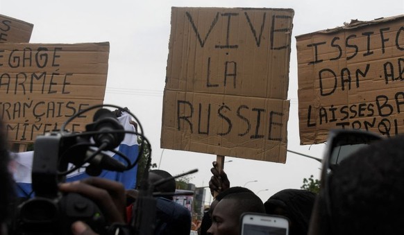 A man holds a placard reading &quot;Long live Russia&quot; as people demonstrate against French military presence in Niger on September 18, 2022 in Niamey. - French forces first intervened in the Sahe ...