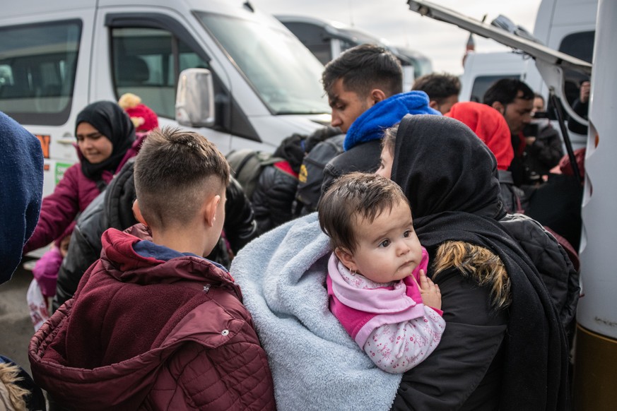 Geflüchtete aus Afghanistan, Iran und Pakistan besteigen in Istanbul einen Bus, der sie zur griechischen Grenze bringen soll.