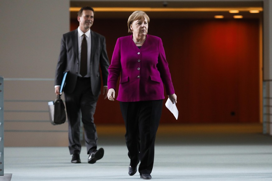 27.05.2020, Berlin: Bundeskanzlerin Angela Merkel (r, CDU) kommt mit ihrem Sprecher Steffen Seibert nach der Konferenz der Ministerpräsidenten und Regierungschefs der ostdeutschen Bundesländer mit der ...