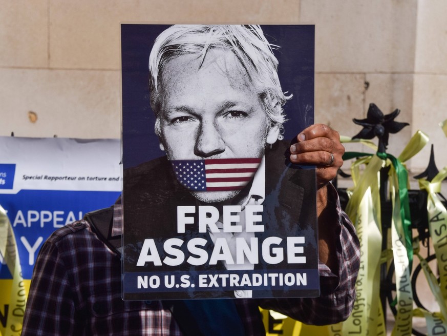 May 20, 2024, London, England, UK: Supporters gather outside the High Court ahead of Julian Assange s extradition decision. London UK - ZUMAv130 20240520_zip_v130_069 Copyright: xVukxValcicx