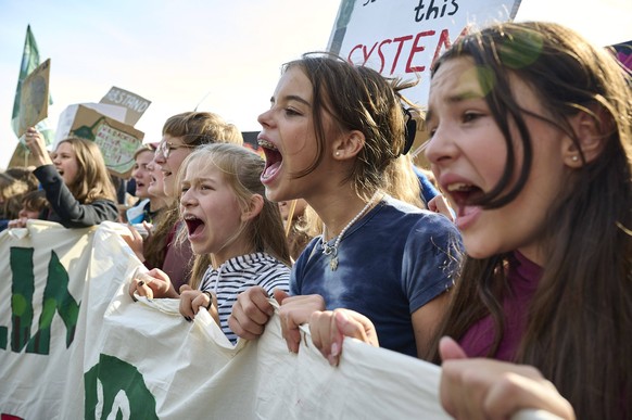 Fridays for Future zieht durchs Regierungsviertel Deutschland, Berlin, 23.09.2022: Der weltweite Klimaprotest von Fridays for Future fordert mitten in der Energiekrise Menschen statt Profit . Umvertei ...