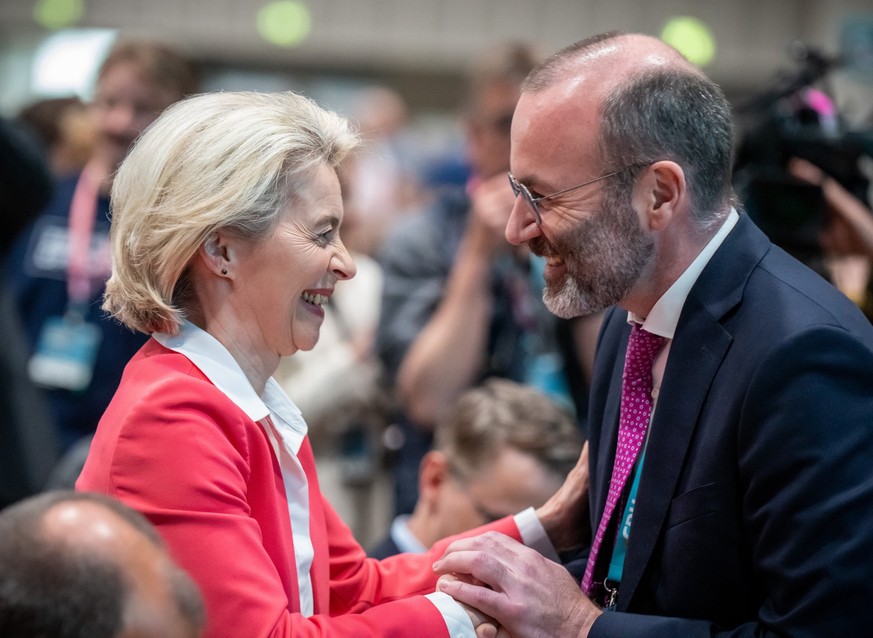 08.05.2024, Berlin: Ursula von der Leyen, Präsidentin der Europäischen Kommission, EU- und EVP-Spitzenkandidatin, begrüßt Manfred Weber, EVP Fraktionsvorsitzender, beim CDU-Bundesparteitag. Foto: Mich ...