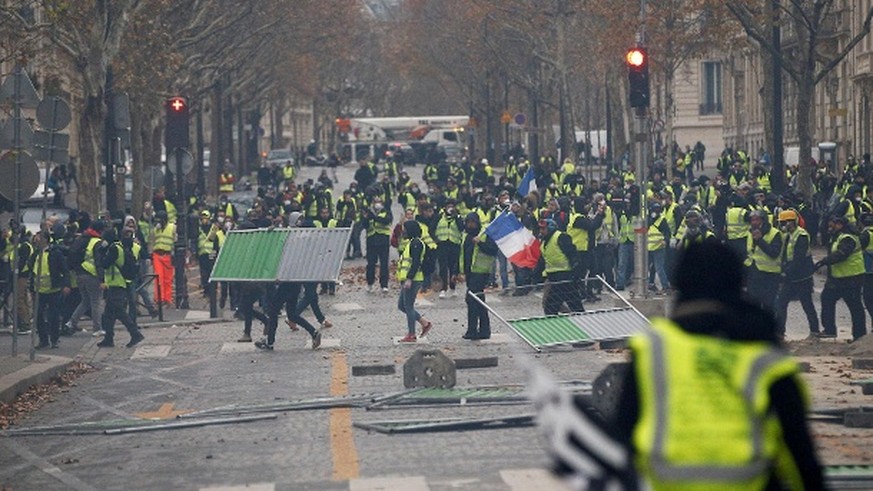 Die "Gelbwesten" beim 
Demonstrieren: Identitäts- und Sicherheitskontrollen am Champs-Élysées 
sollen heftigen Ausschreitungen auf dem Boulevard vorbeugen.