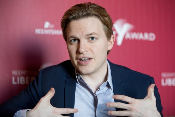 Der US-Journalist Ronan Farrow spricht am 22.03.2017 in Berlin im Interview mit der Deutschen Presse-Agentur mit dem Journalisten. Foto: Kay Nietfeld/dpa +++(c) dpa - Bildfunk+++ | Verwendung weltweit