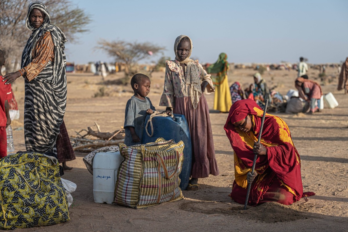 250628 -- TINE, June 28, 2025 -- Sudanese refugees relocated from the eastern Chadian city of Tine, set up a makeshift tent in Iridimi, Chad, June 25, 2025. According to the United Nations, one in thr ...