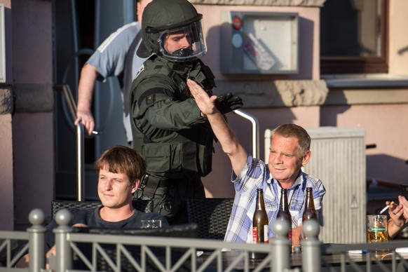 Freital Rechtsradikale gegen Antirassismus-Demonstration Ca. 500 Menschen demonstrierten am Freitag den 31. Juli 2015 im Saechsischen Feital gegen Rassismus und fuer die Aufnahme von Fluechtlingen. Na ...