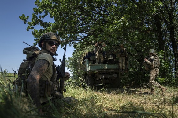 19.06.2023, Ukraine, Awdijiwka: Ukrainische Soldaten bereiten eine Flugabwehrkanone vom Typ ZU-23 vor. Foto: Evgeniy Maloletka/AP/dpa +++ dpa-Bildfunk +++