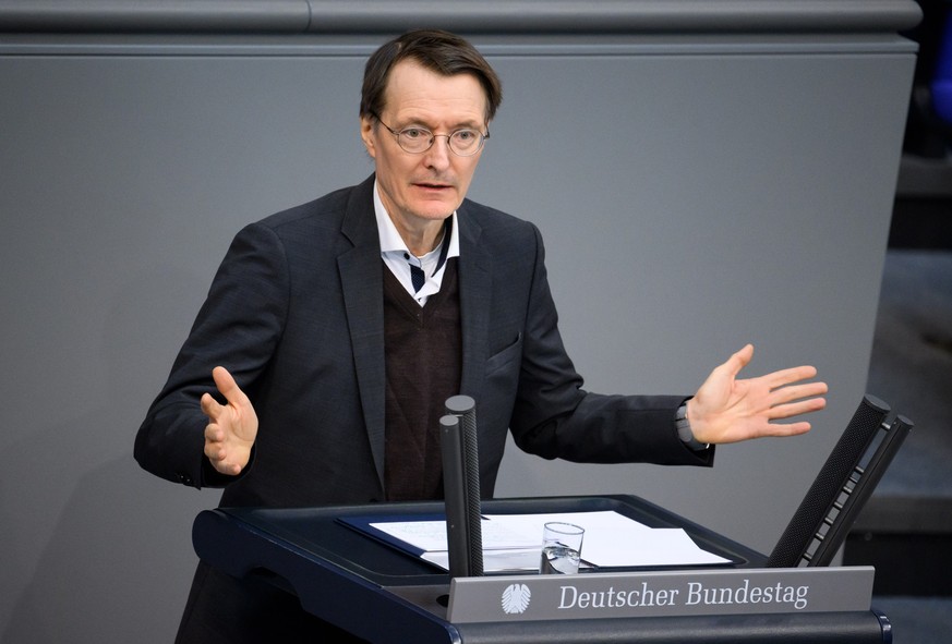 21.04.2023, Berlin: Karl Lauterbach (SPD), Bundesminister für Gesundheit, spricht bei der Plenarsitzung im Deutschen Bundestag. Die Hauptthemen der 98. Sitzung der 20. Legislaturperiode sind der Absch ...