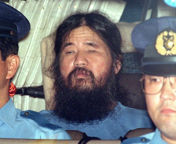 25. September 1995: Shoko Asahara in einem Polizeiwagen nach einem Verhör in Tokio