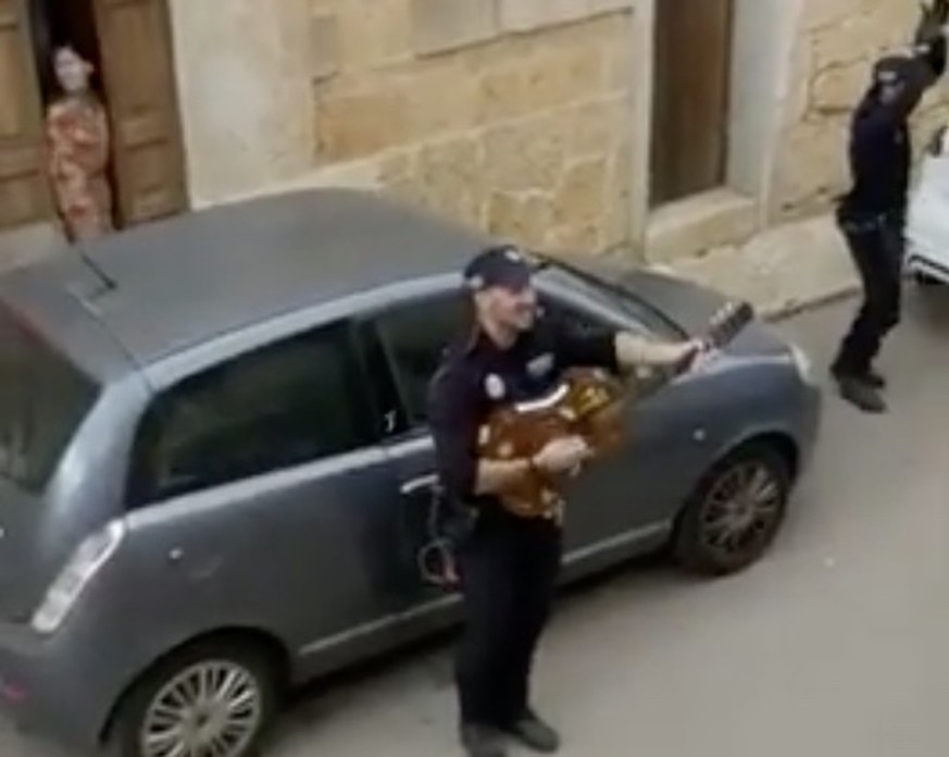 Coronavirus in Spanien: Das Video zeigt, wie die Polizei versucht, die Stimmung aufzulockern.