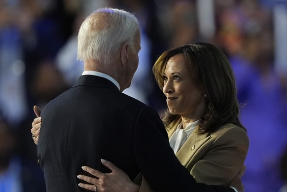 19.08.2024, USA, Chicago: US-Präsident Joe Biden umarmt die demokratische US-Präsidentschaftskandidatin Kamala Harris auf der Bühne während des ersten Tages der Democratic National Convention in Chica ...