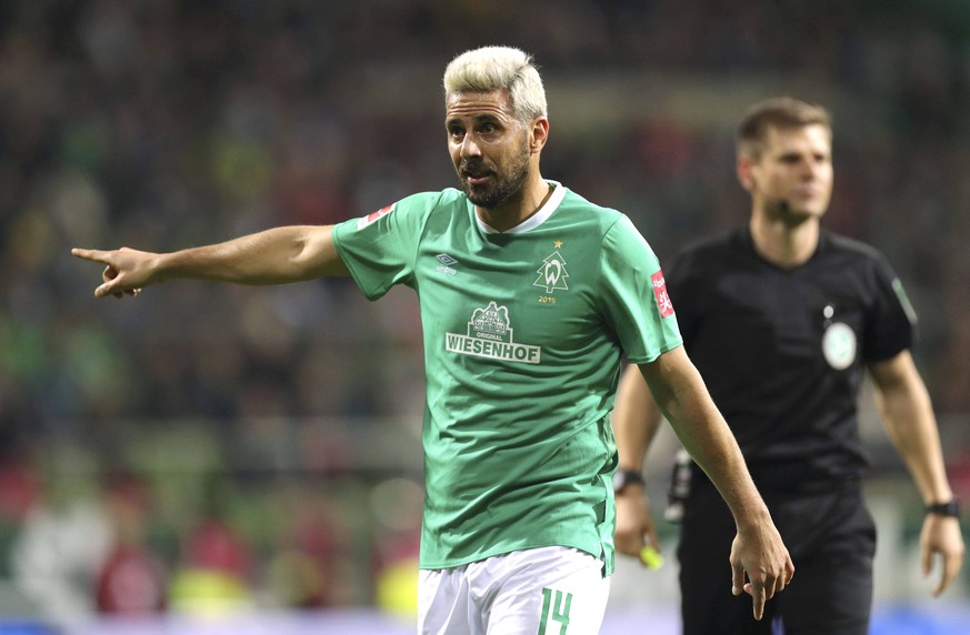 Foto : skeptische Miene bei ... Claudio Pizzaro Werder Fussball 1. Bundesliga , am Di. 17.12.2019 Werder Bremen - Mainz 0 - 5 *** Photo sceptical face at Claudio Pizzaro Werder soccer 1 Bundesliga, on ...