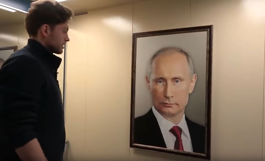 Streng blickt Russlands Präsident Wladimir Putin von der Wand eines Fahrstuhls. Dort hat ihn der Youtuber Bashir Dokhov aufgehängt.