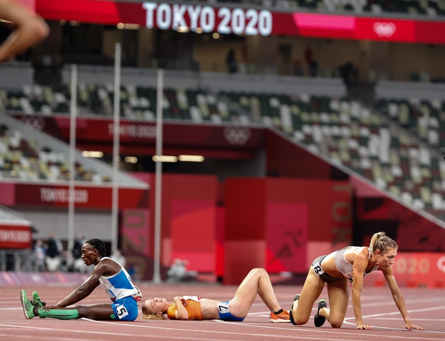 Nach dem 5000-Meter-Rennen sind diese Athletinnen völlig entkräftet