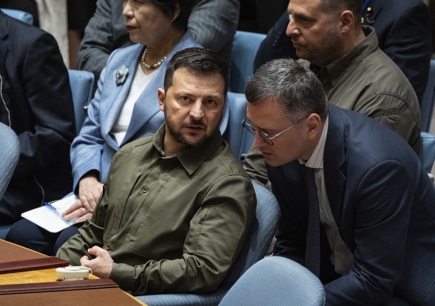 20.09.2023, USA, New York: Wolodymyr Selenskyj (Mitte l), Präsident der Ukraine, nimmt an einer Sitzung des UN-Sicherheitsrates teil. Der ukrainische Präsident Selenskyj hat bei einer Sitzung des UN-S ...