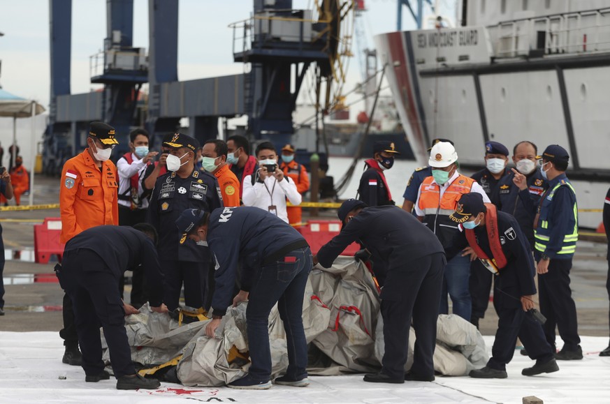 10.01.2021, Indonesien, Jakarta: Behörden zeigen mutmaßliche Trümmer, die im Wasser vor der Insel Java gefunden wurden. Ein Passagierflugzeug, eine Boeing 737-500, der indonesischen Fluggesellschaft S ...