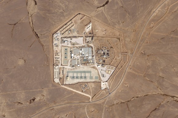 ARCHIV - 12.10.2023, Jordanien, Turm 22: Dieses Foto vom 12. Oktober 2023 von Planet Labs PBC zeigt eine als Tower 22 bekannte Militärbasis im Nordosten Jordaniens. Drei US-Soldaten sind nach Angaben  ...