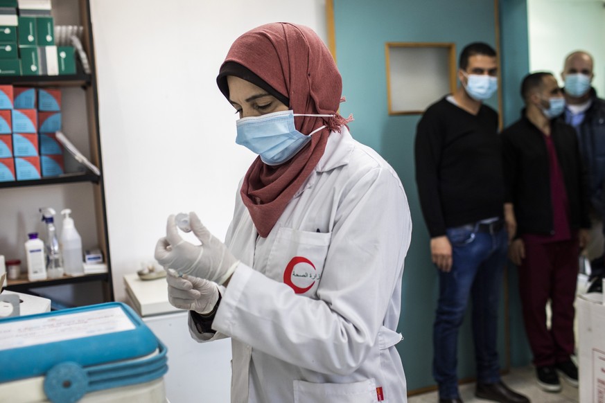 Eine Mitarbeiterin bereitet in Betlehem eine Corona-Impfung in einem Impfzentrum des palästinensischen Gesundheitsamtes vor. Der UN-Generalsekretär hat nun einen weltweiten Impfplan gefordert.
