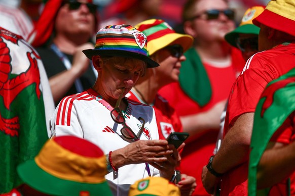 Mandatory Credit: Photo by Michael Zemanek/Shutterstock 13634746r A Welsh fan wearing a rainbow bucket hat Wales v Iran, FIFA World Cup, WM, Weltmeisterschaft, Fussball 2022, Group B, Football, Ahmad  ...