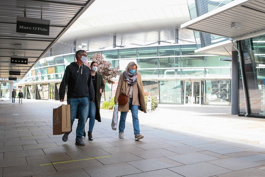 25.04.2020, xtgx, Folgen des Corona Virus in Wolfsburg, Kunden mit Masken im Designer Outlet Wolfsburg DOW, Outlet Center. In Wolfsburg gilt eine Pflicht, in allen Geschaeften und in Bussen eine Maske ...