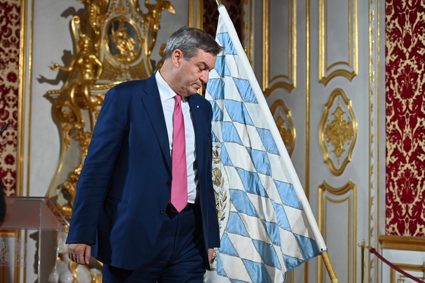 Markus SOEDER Ministerpraesident Bayern und CSU Vorsitzender vor Bayernfahne,bayerische Flagge,Bayern. Kabinett Soeder/Aushaendigung Ernennungsurkunden an die Kabinettsmitglieder in der Residenz in Mu ...